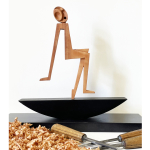 Holzfigur schaukelnd