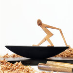 Holzfigur surft